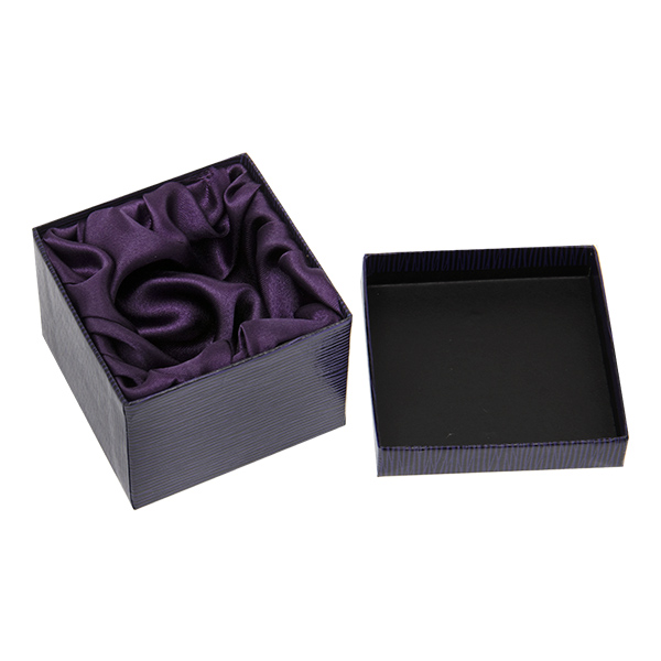Ari D Norman gift box pictured open.