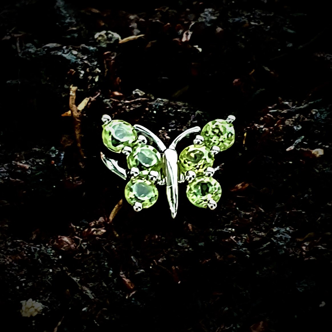 18ct-White-Gold-Green-Peridot-Butterfly-Necklace-PCA00409