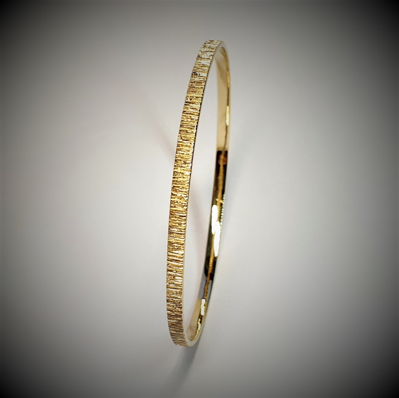 9ct-Gold-Bangle-With-a-Tree-Bark-Pattern-B0050