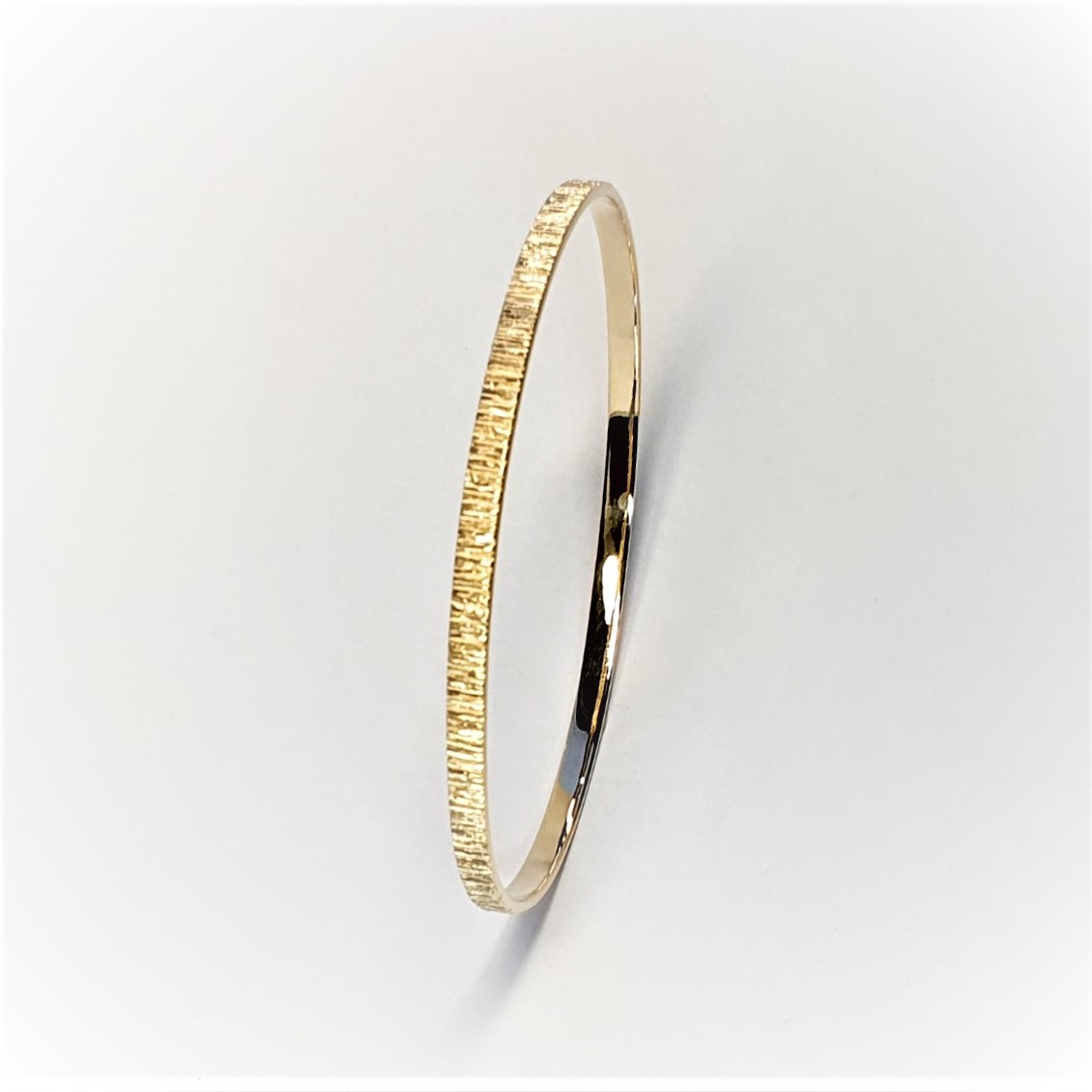 9ct-Gold-Bangle-With-a-Tree-Bark-Pattern-B0050