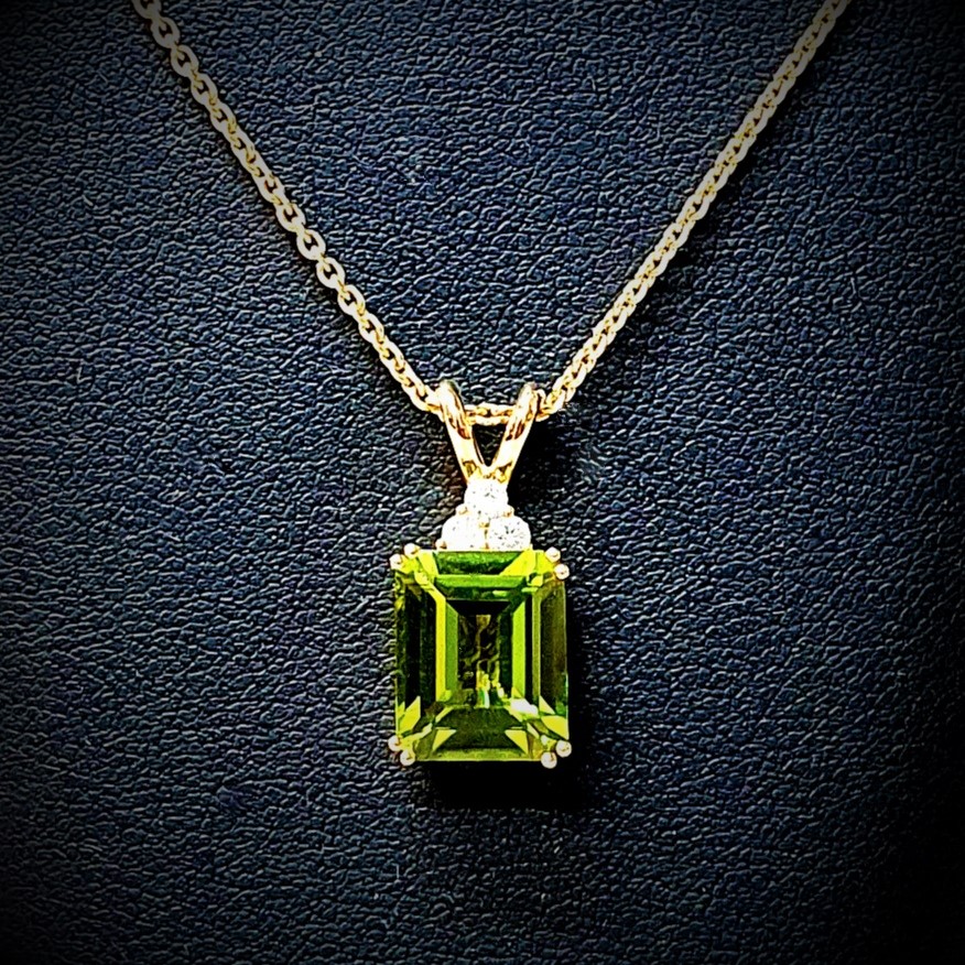 18ct-Gold-Peridot-Pendant-&-Chain-Necklace