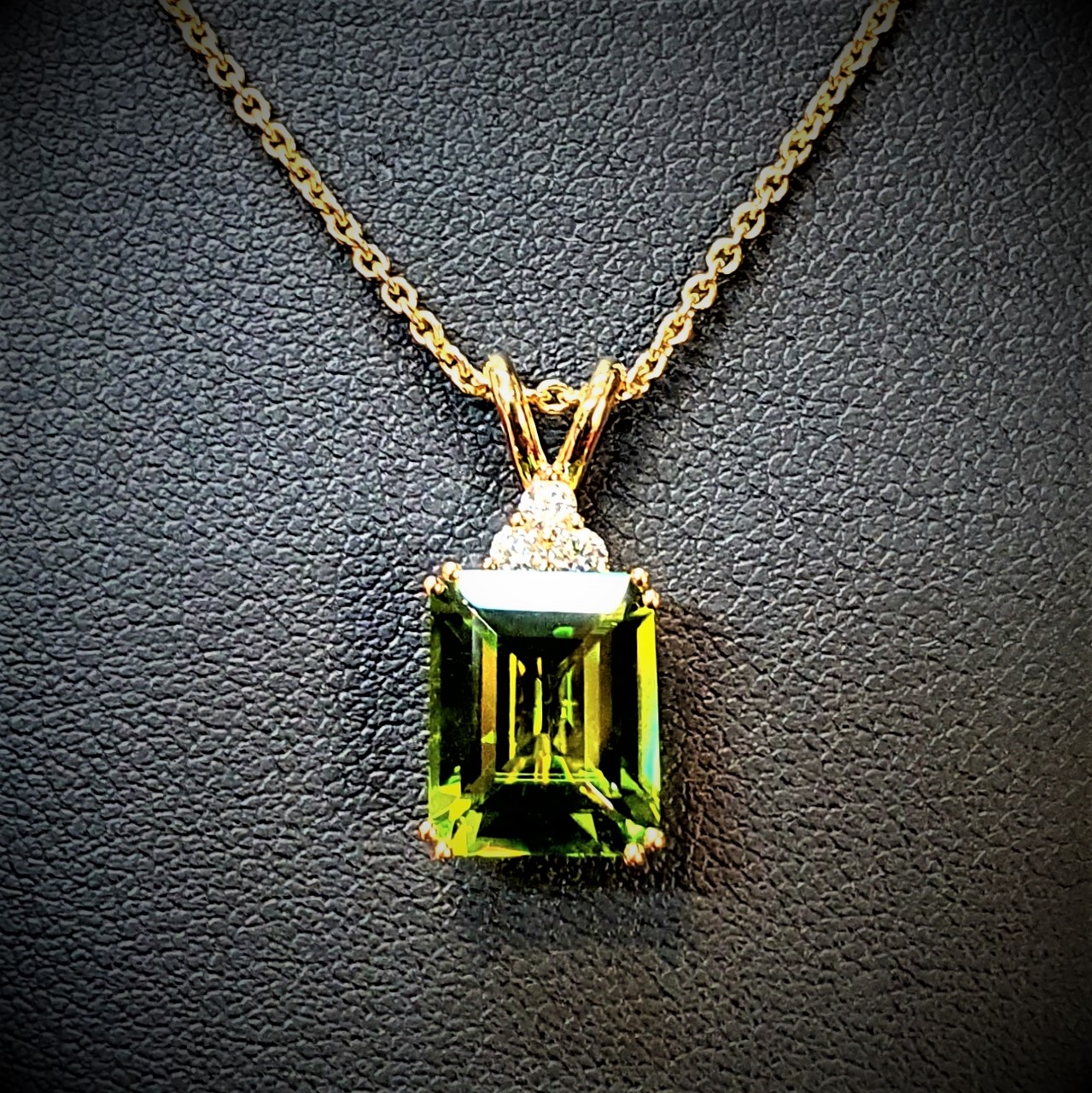 18ct-Gold-Peridot-Pendant-&-Chain-Necklace