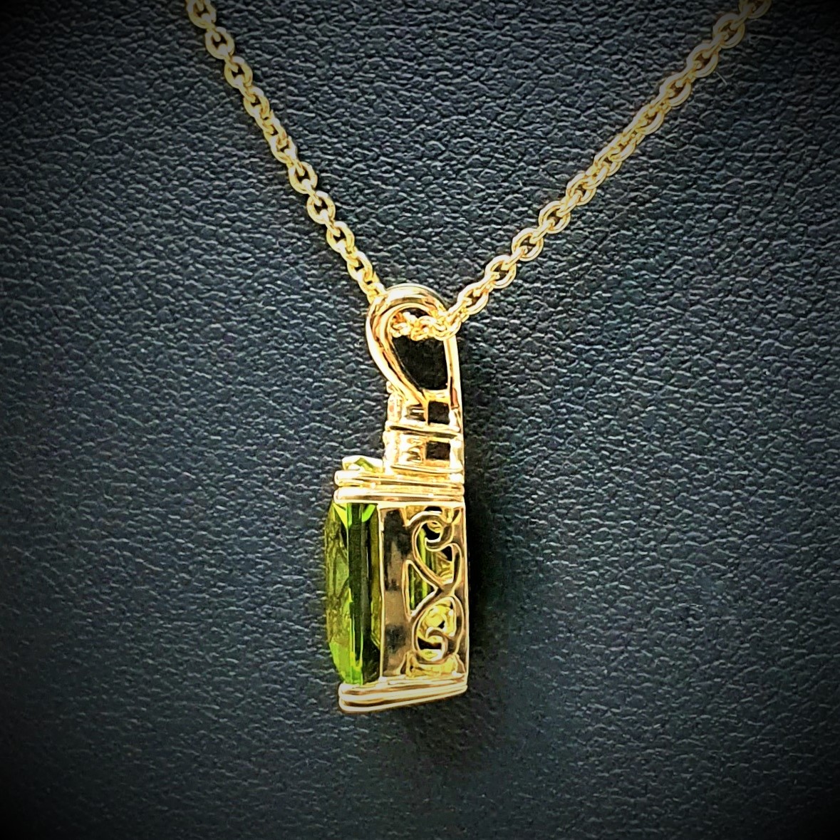 18ct-Gold-Peridot-Pendant-&-Chain-Necklace