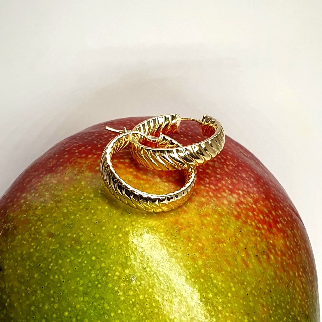 25mm-Diameter-9ct-Gold-Twist-Hoop-Earrings--5.9mm-Wide-EL00152