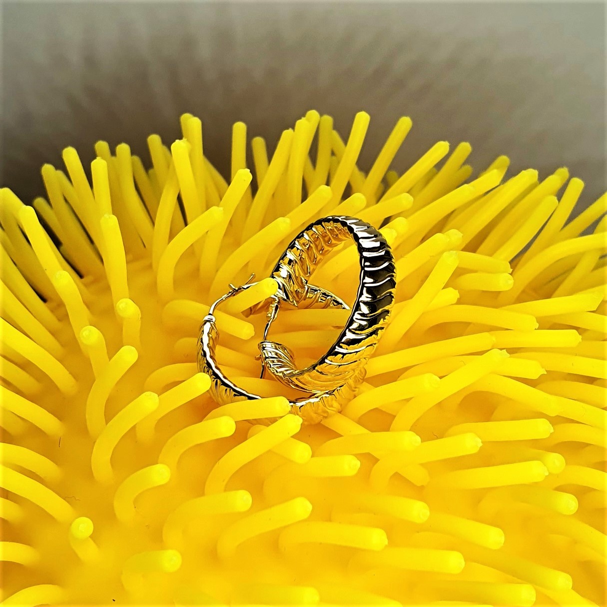 25mm-Diameter-9ct-Gold-Twist-Hoop-Earrings--5.9mm-Wide-EL00152