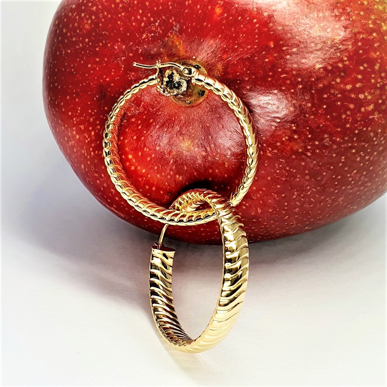 Wide-9ct-Gold-Hoop-Earrings-with-Twisted-Pattern-EL00153