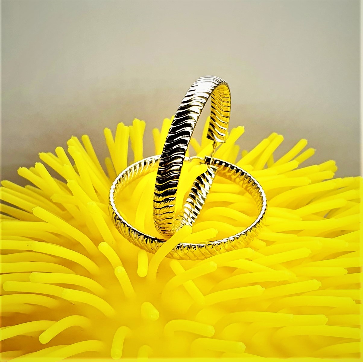 Wide-9ct-Gold-Hoop-Earrings-with-Twisted-Pattern-EL00153