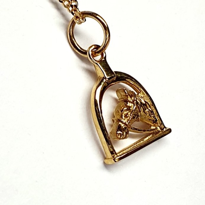 Cheltenham-9ct-Gold-Horse-Head-and-Stirrup-Pendant-CMP0001 