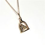 Cheltenham-9ct-Gold-Horse-Head-and-Stirrup-Pendant-CMP0001 