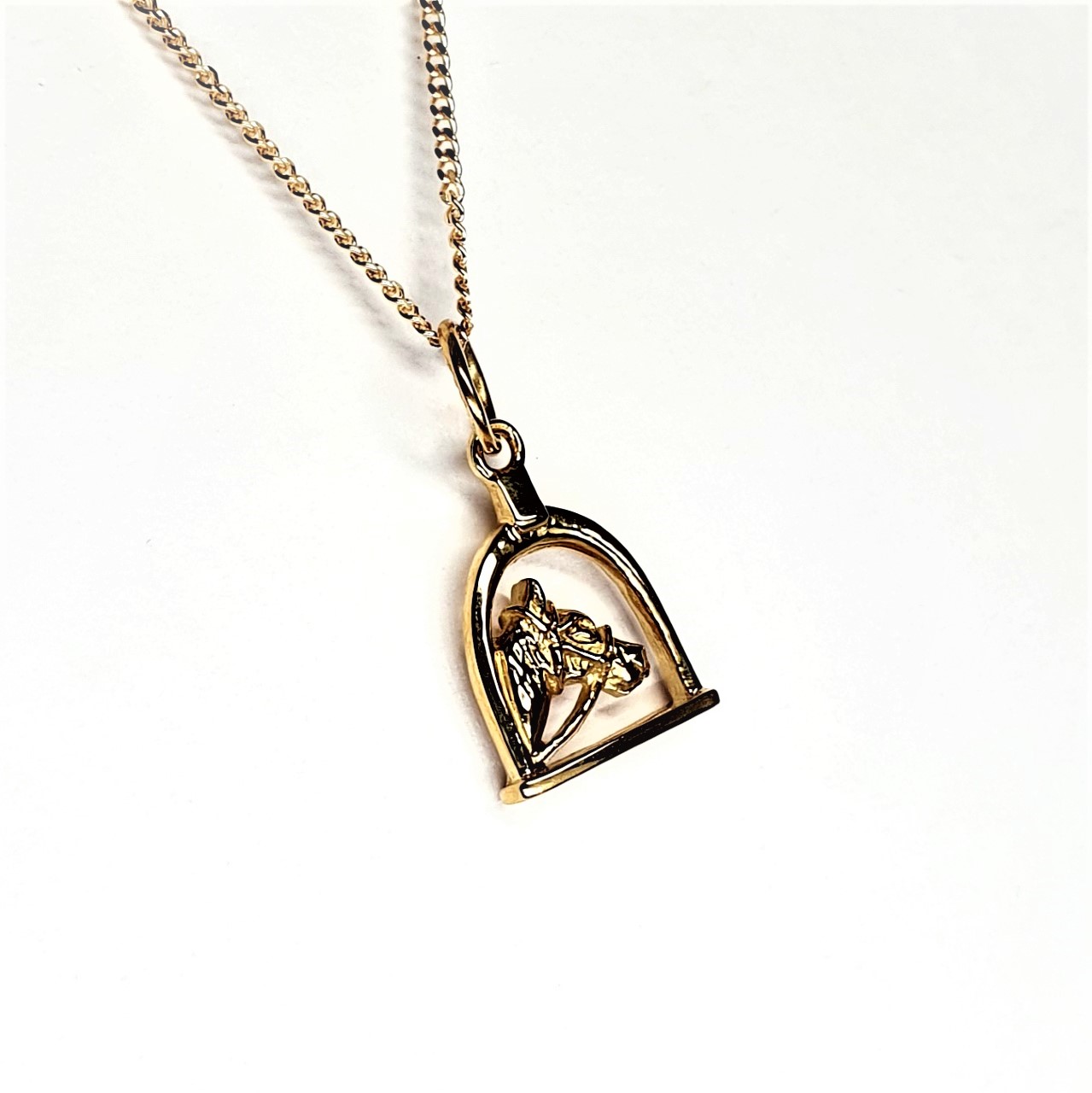 Cheltenham-9ct-Gold-Horse-Head-and-Stirrup-Pendant-CMP0001 