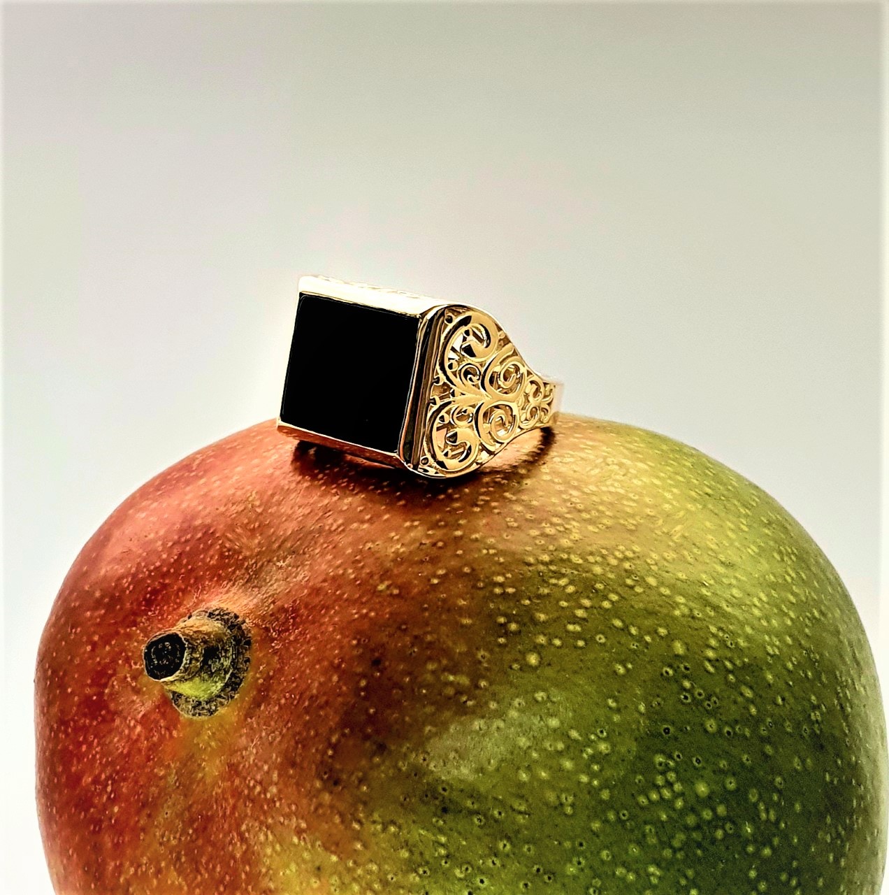 9ct-Gold-Rectangular-Black-Onyx-Signet-Ring-RG00050