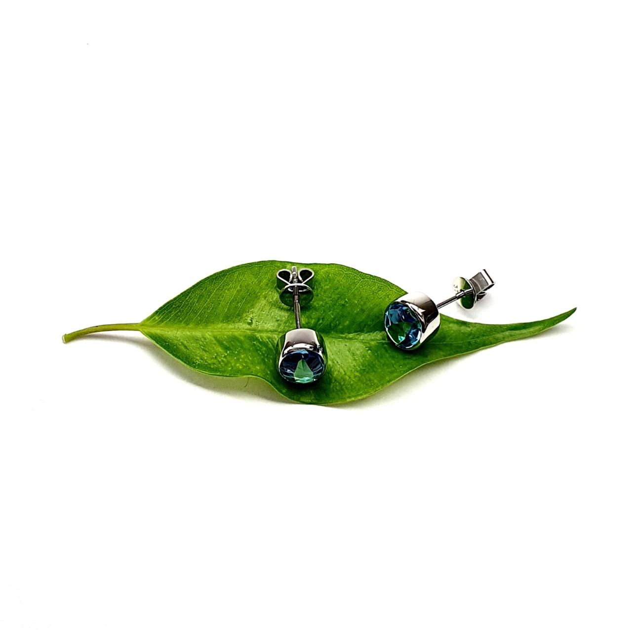 9ct-White-Gold-8mm-x-6mm-Oval-Blue-Topaz-Stud-Earrings-ES00318