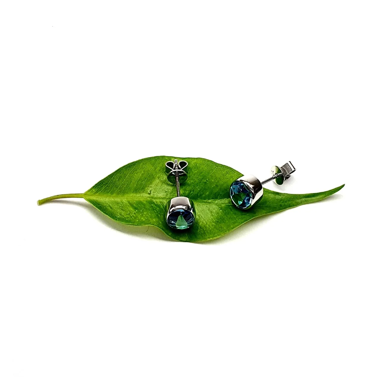 9ct-White-Gold-8mm-x-6mm-Oval-Blue-Topaz-Stud-Earrings-ES00318
