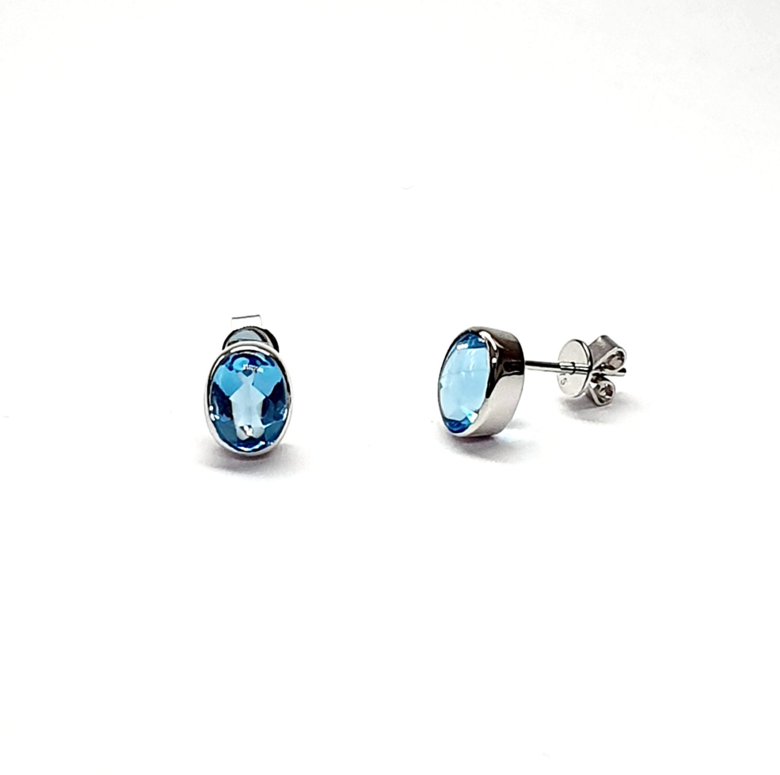 9ct-White-Gold-8mm-x-6mm-Oval-Blue-Topaz-Stud-Earrings-ES00318