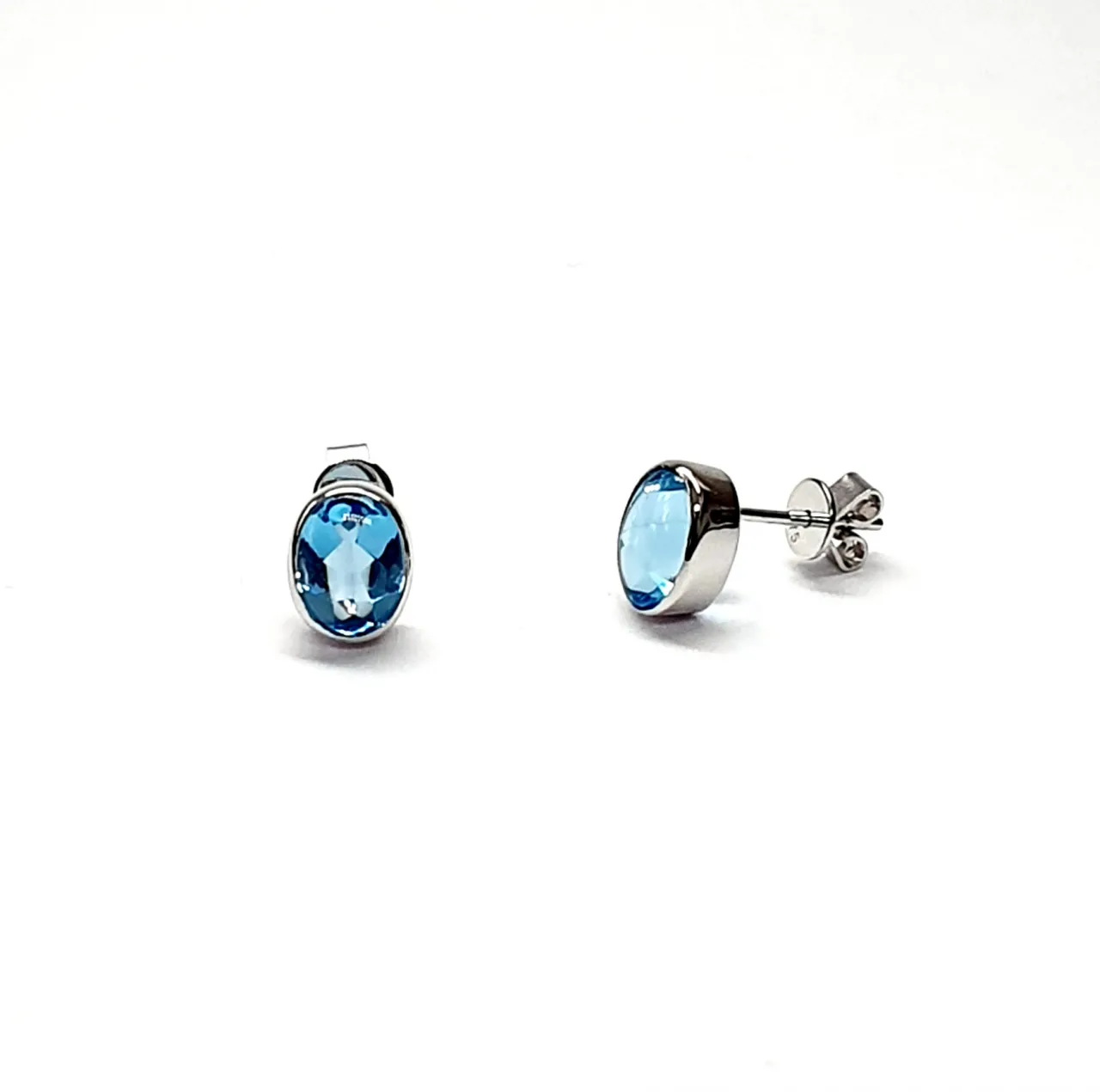 9ct-White-Gold-8mm-x-6mm-Oval-Blue-Topaz-Stud-Earrings-ES00318