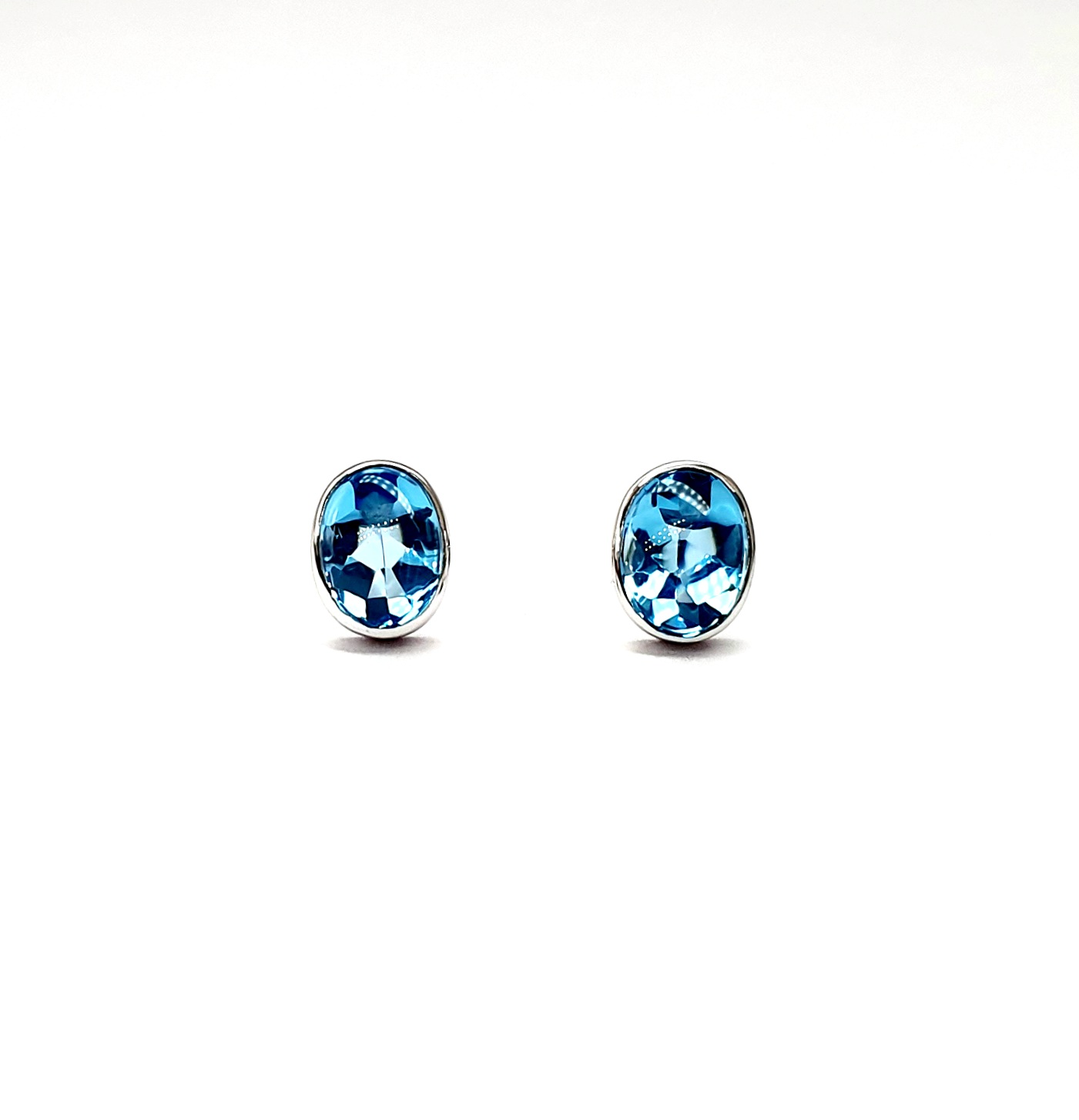 9ct-White-Gold-8mm-x-6mm-Oval-Blue-Topaz-Stud-Earrings-ES00318