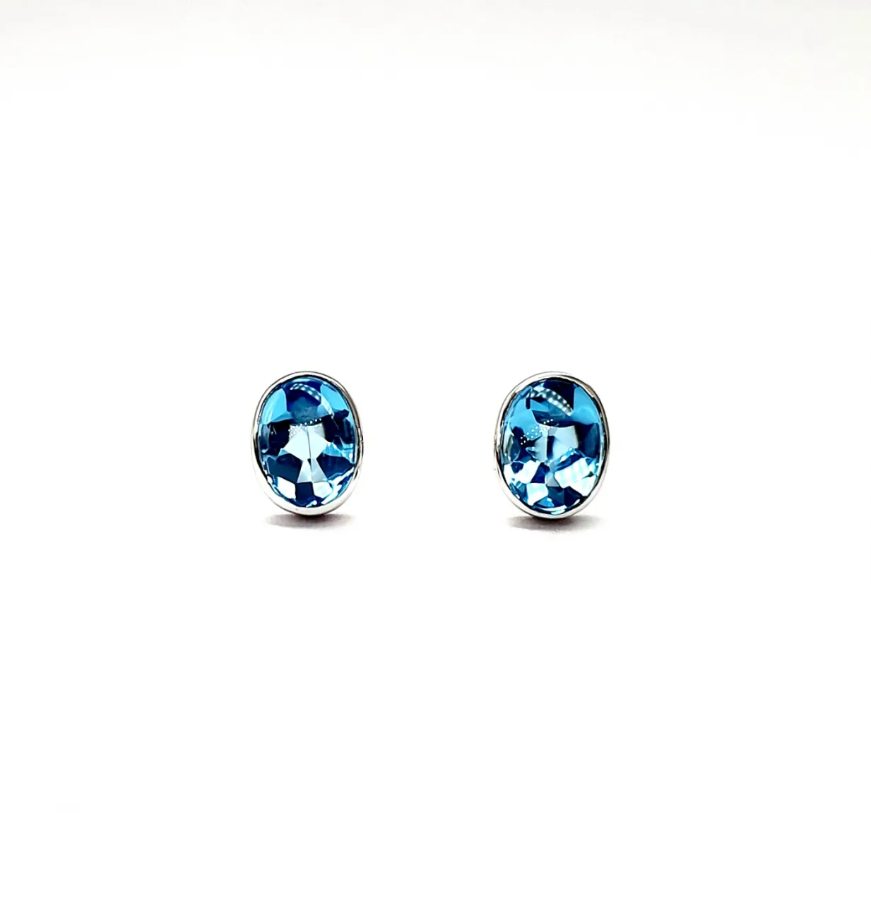 9ct-White-Gold-8mm-x-6mm-Oval-Blue-Topaz-Stud-Earrings-ES00318