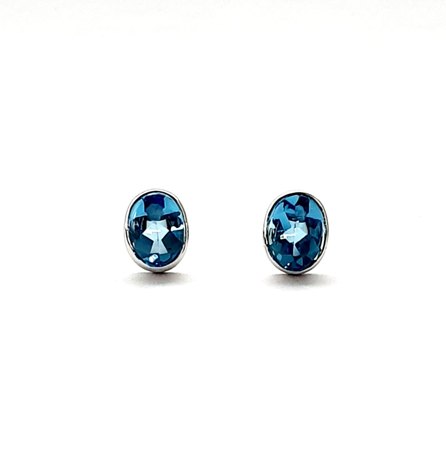 9ct-White-Gold-8mm-x-6mm-Oval-Blue-Topaz-Stud-Earrings-ES00318