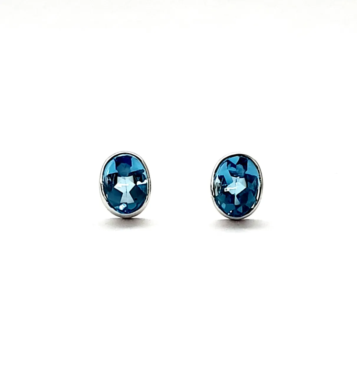 9ct-White-Gold-8mm-x-6mm-Oval-Blue-Topaz-Stud-Earrings-ES00318