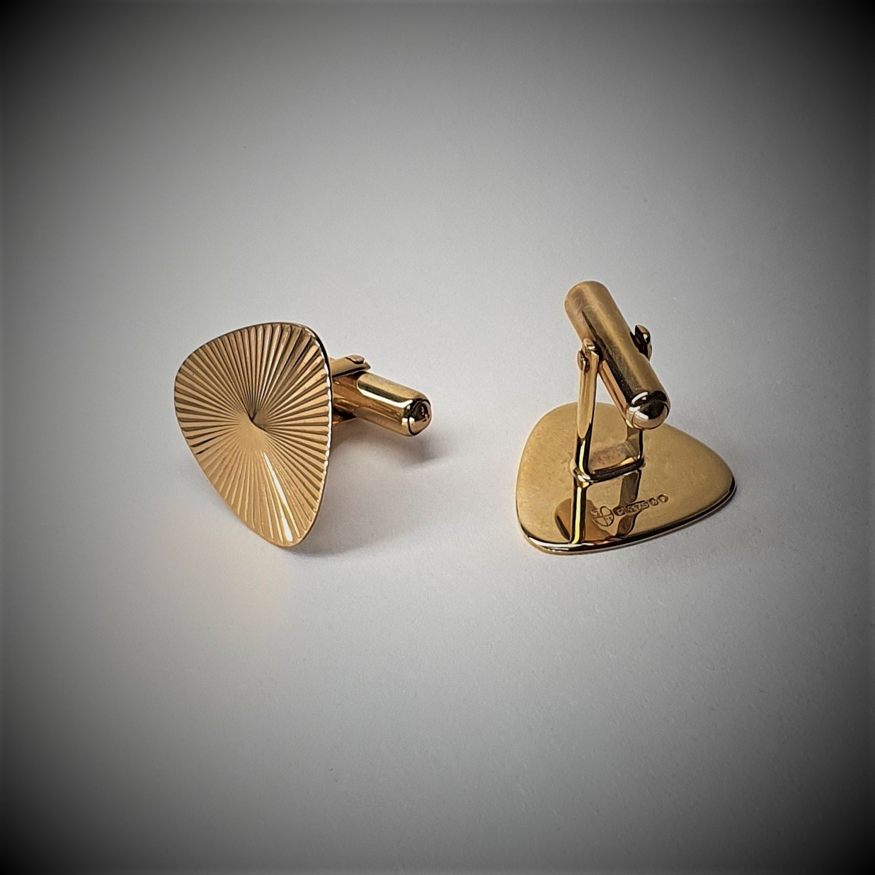 Vintage-Diamond-Cut-Sunburst-Pattern-9ct-Gold Triangular Cufflinks CKNQ0021