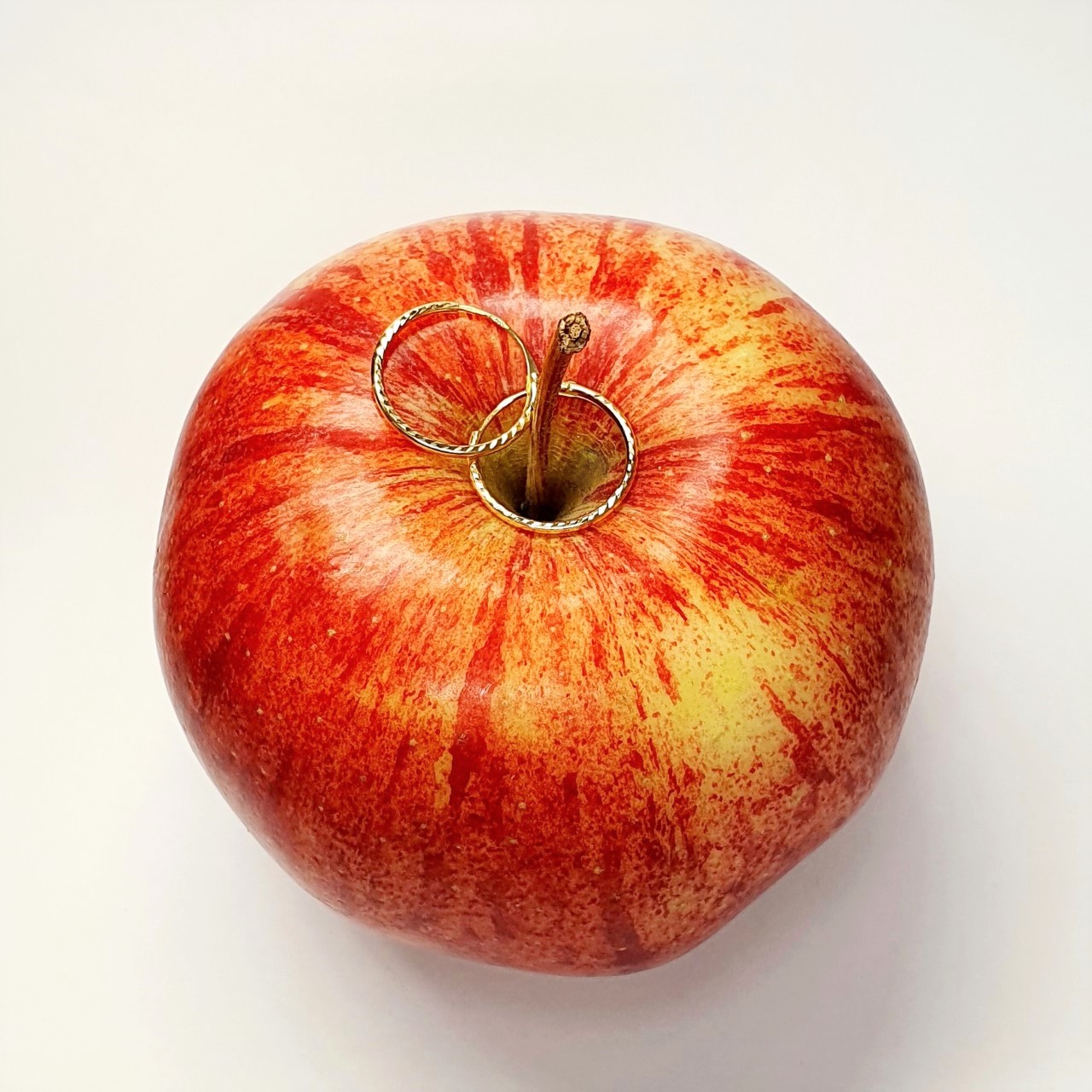 18ct-Yellow-Gold-15mm-Diamond-Cut-Sleeper-Earrings-EL00156