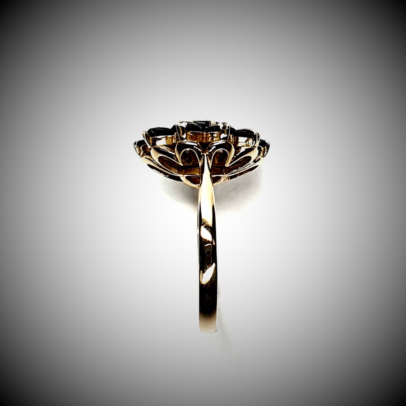 Vintage-Round-Garnet-Cluster-9ct-Gold-Ring-RQ00135