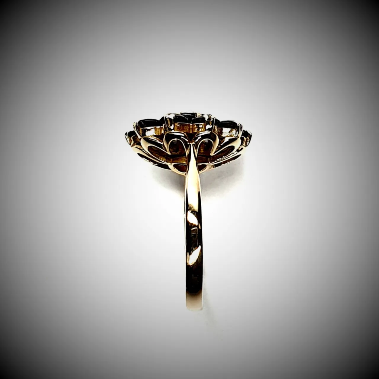 Vintage-Round-Garnet-Cluster-9ct-Gold-Ring-RQ00135