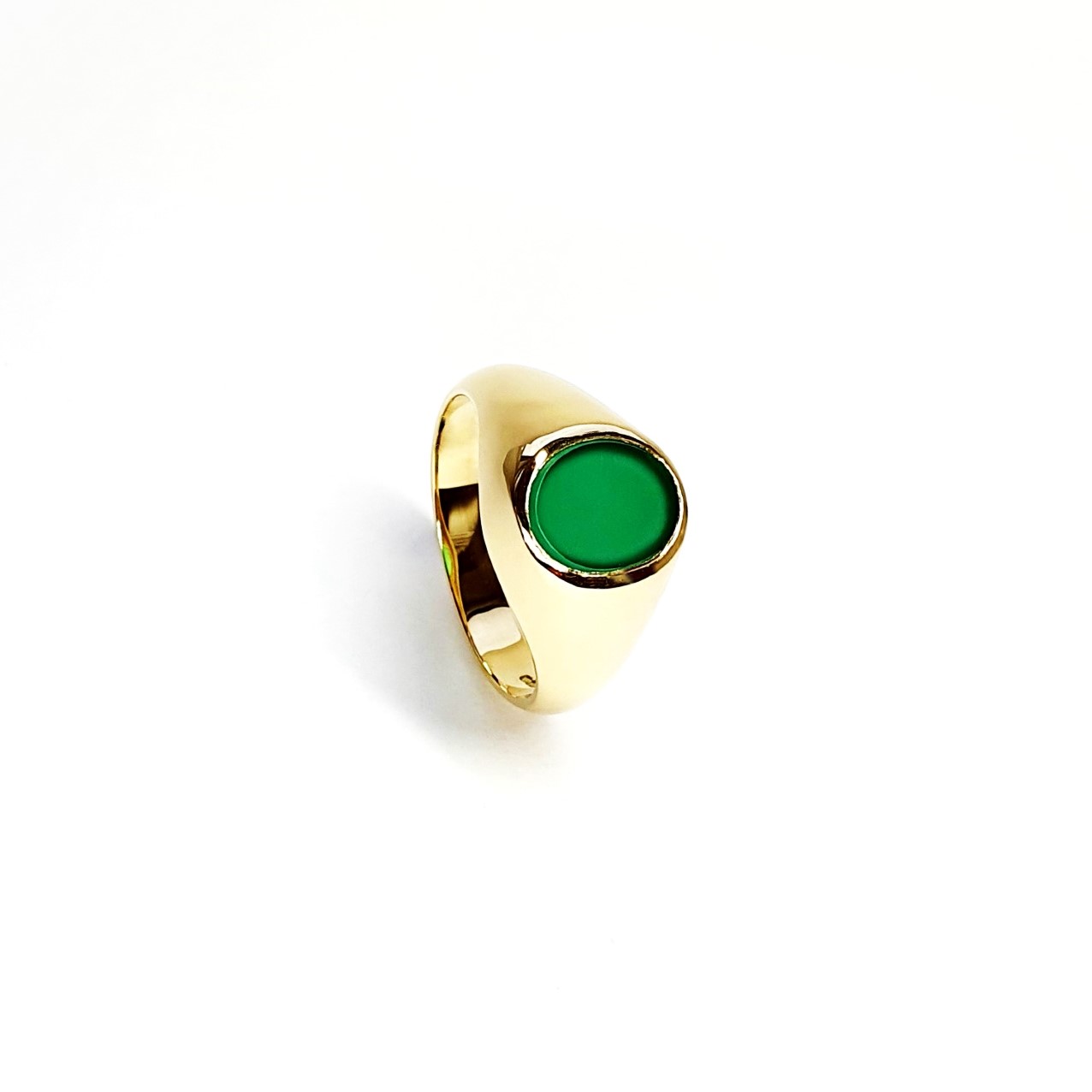 Crafted in 9ct yellow gold set with a flat oval agate green stone, a unisex signet ring. An ideal gift suitable for ladies and men.