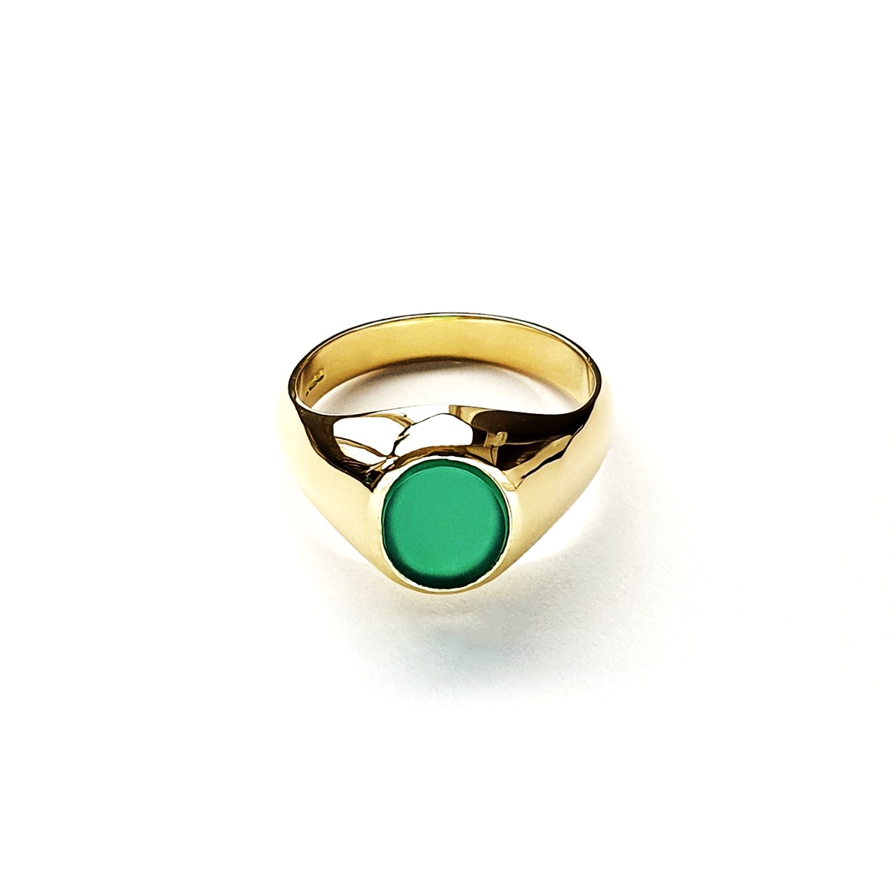 Crafted in 9ct yellow gold set with a flat oval agate green stone, a unisex signet ring. An ideal gift suitable for ladies and men.