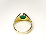 Crafted in 9ct yellow gold set with a flat oval agate green stone, a unisex signet ring. An ideal gift suitable for ladies and men.