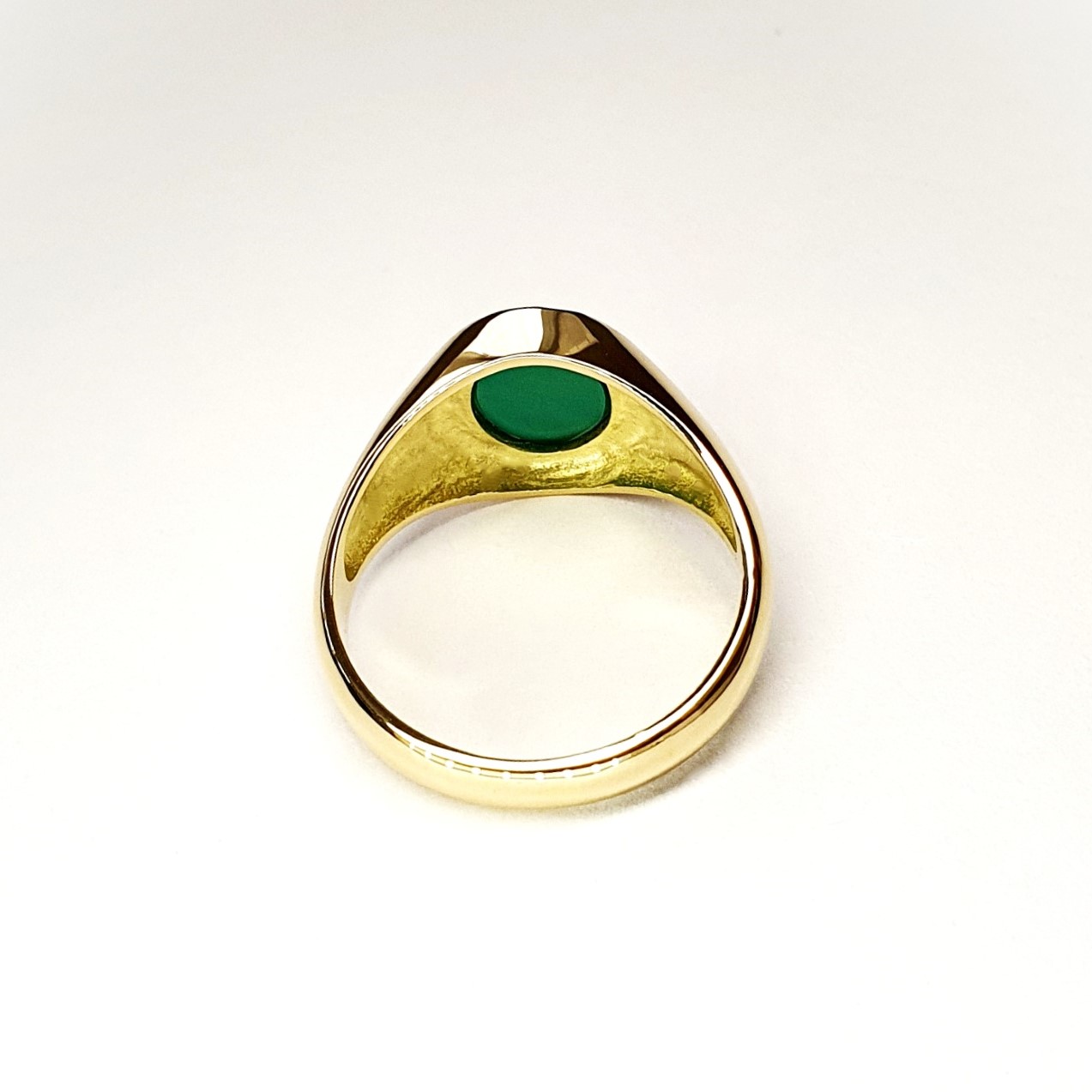 Crafted in 9ct yellow gold set with a flat oval agate green stone, a unisex signet ring. An ideal gift suitable for ladies and men.