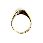 Crafted in 9ct yellow gold set with a flat oval agate green stone, a unisex signet ring. An ideal gift suitable for ladies and men.