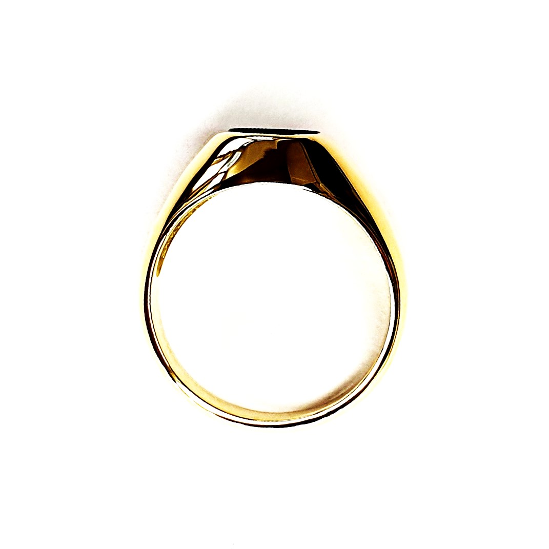 Crafted in 9ct yellow gold set with a flat oval agate green stone, a unisex signet ring. An ideal gift suitable for ladies and men.