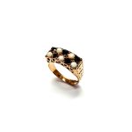 Vintage 1979 opal & dark blue sapphire 9ct gold landscape rectangular top ring measuring 18mm x 7.8mm set with five round cabochon cut opals & five round dark blue sapphires in a chequer formation with three hand engraved flowers to both—side shoulders.