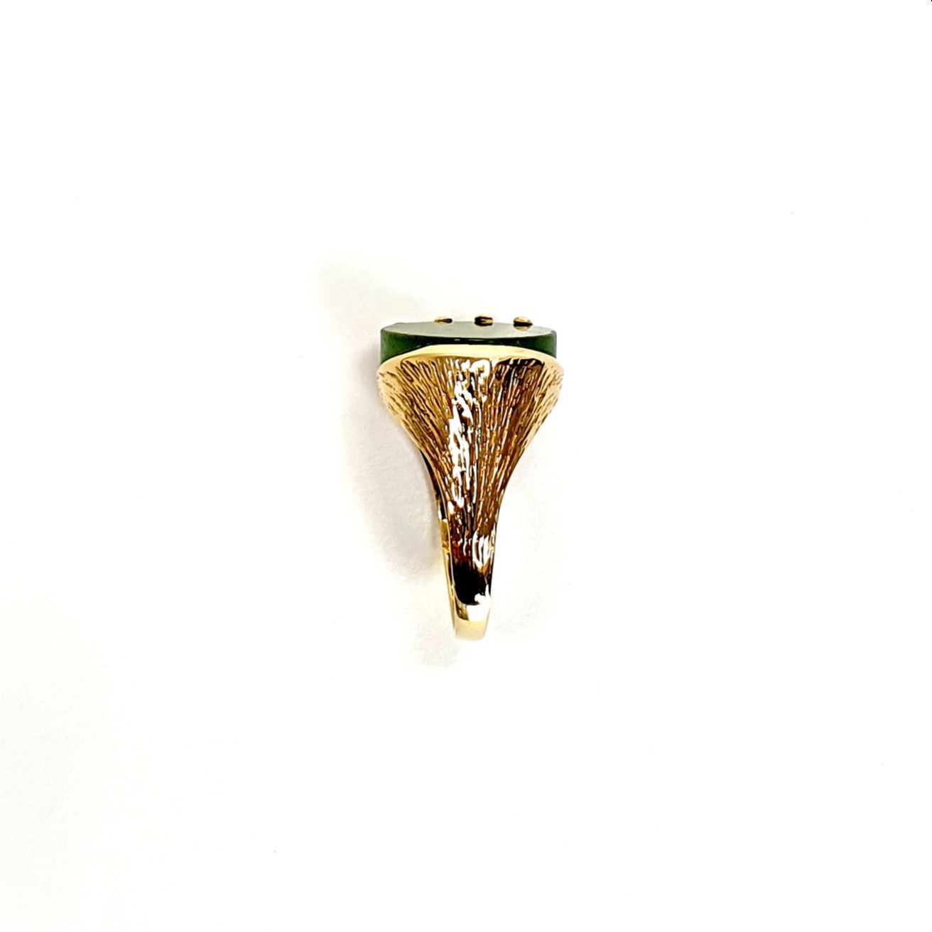 9ct yellow gold round jade abstract Pre-Loved ring measures 16mm x 15mm at the top & 5.8mm high with a single round flat Green Jade stone set on one side with a rub-over setting and a tree bark pattern, and four claws on the opposite side with a plain polished finish