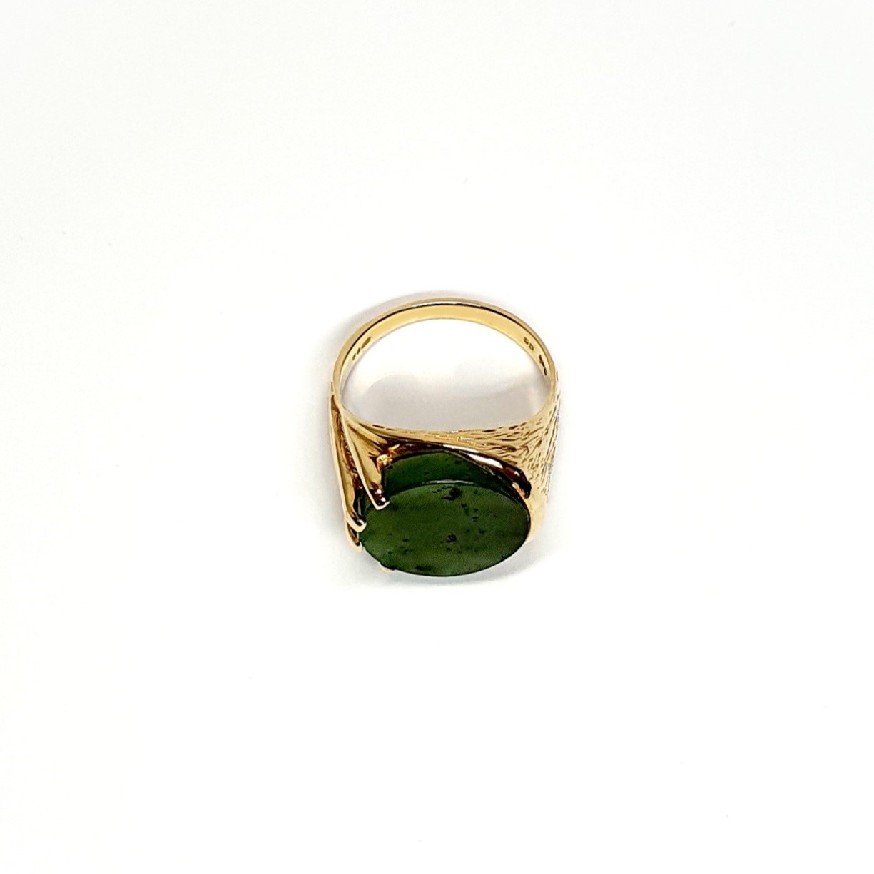 9ct yellow gold round jade abstract Pre-Loved ring measures 16mm x 15mm at the top & 5.8mm high with a single round flat Green Jade stone set on one side with a rub-over setting and a tree bark pattern, and four claws on the opposite side with a plain polished finish