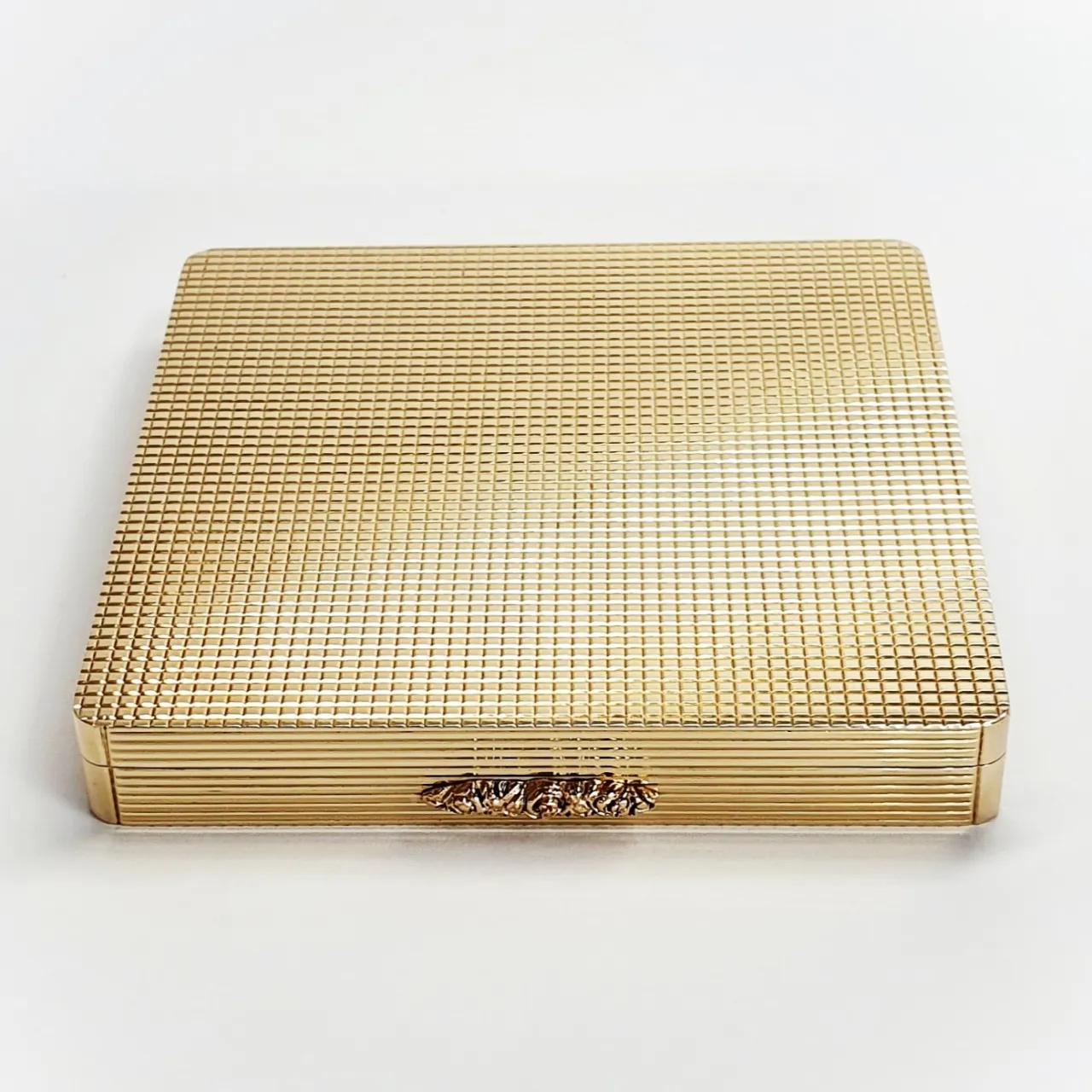 Vintage 9ct Gold Compact Mirror. A handmade solid 9ct gold powder compact Mirror with a stunning engine-turned pattern & rose thumb piece for easy opening.