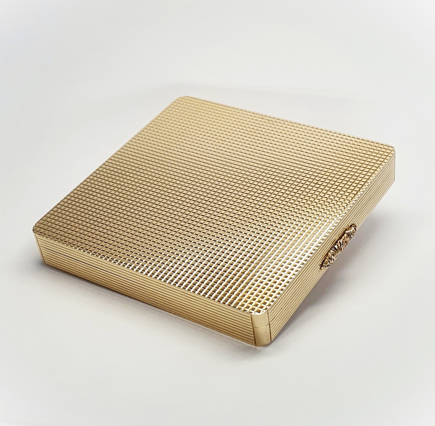 Vintage 9ct Gold Compact Mirror. A handmade solid 9ct gold powder compact Mirror with a stunning engine-turned pattern & rose thumb piece for easy opening.