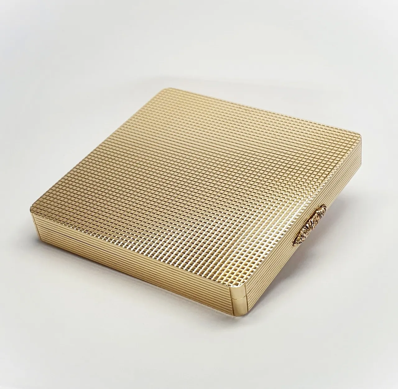 Vintage 9ct Gold Compact Mirror. A handmade solid 9ct gold powder compact Mirror with a stunning engine-turned pattern & rose thumb piece for easy opening.