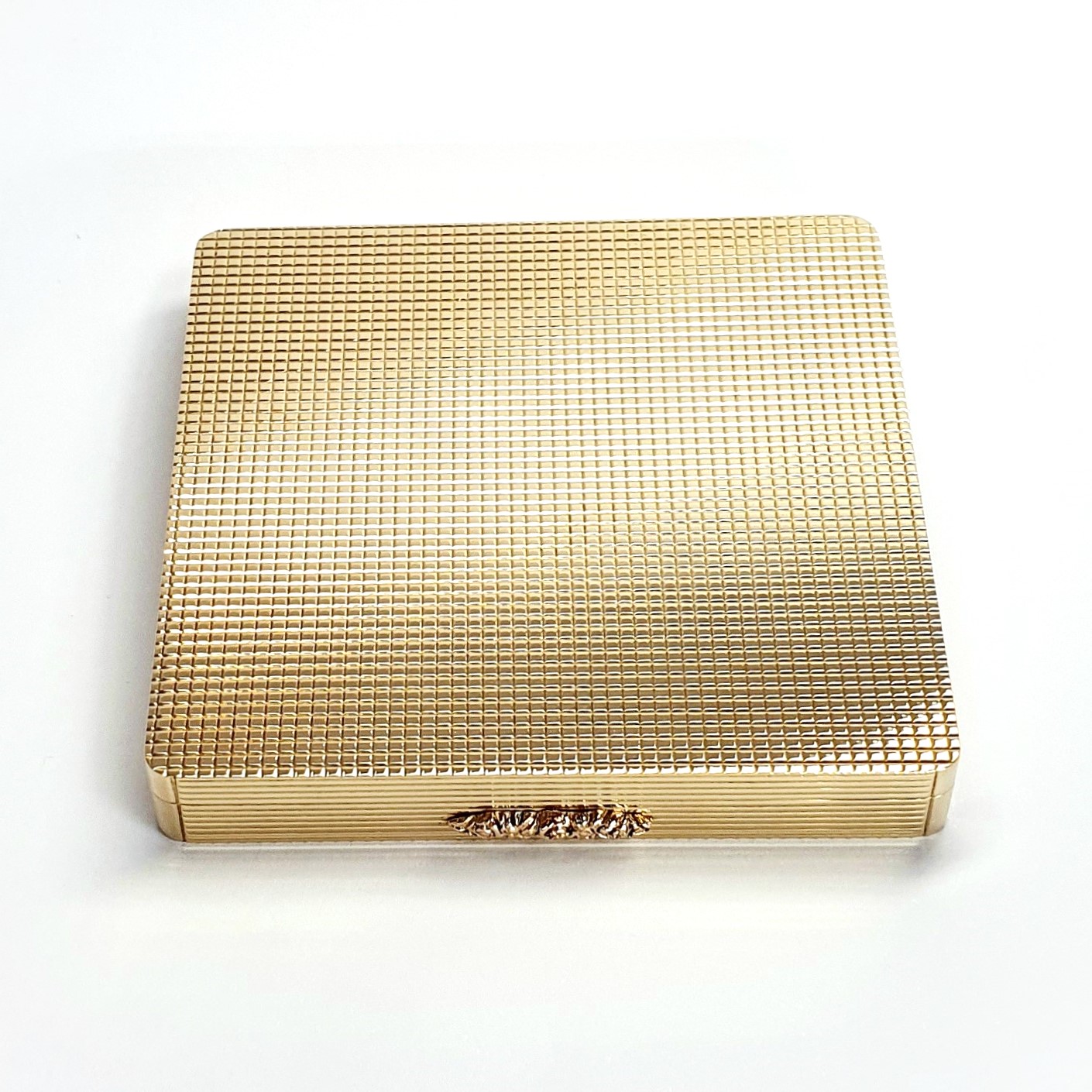 Vintage 9ct Gold Compact Mirror. A handmade solid 9ct gold powder compact Mirror with a stunning engine-turned pattern & rose thumb piece for easy opening.