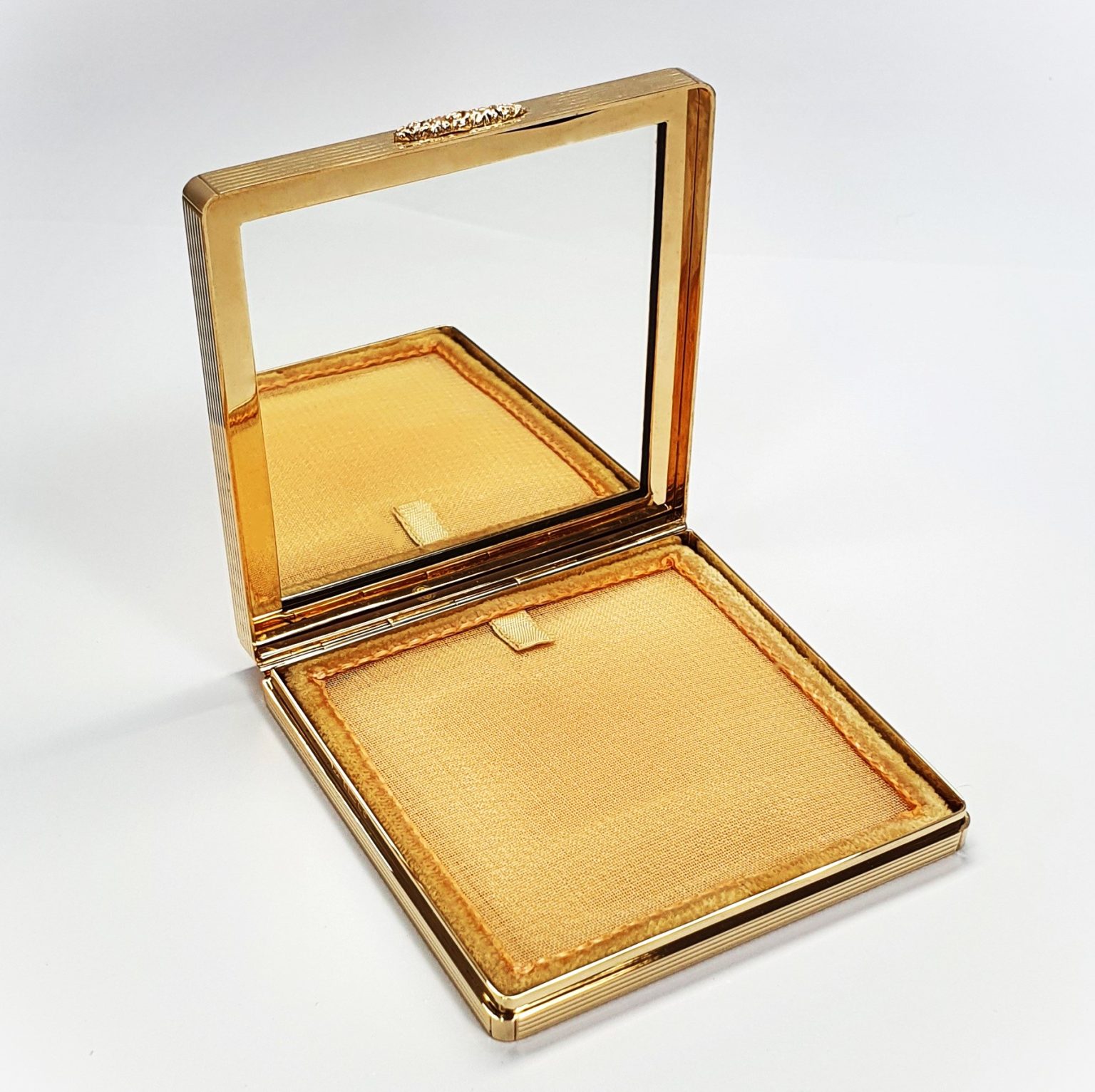 Vintage 9ct Gold Compact Mirror. A handmade solid 9ct gold powder compact Mirror with a stunning engine-turned pattern & rose thumb piece for easy opening.