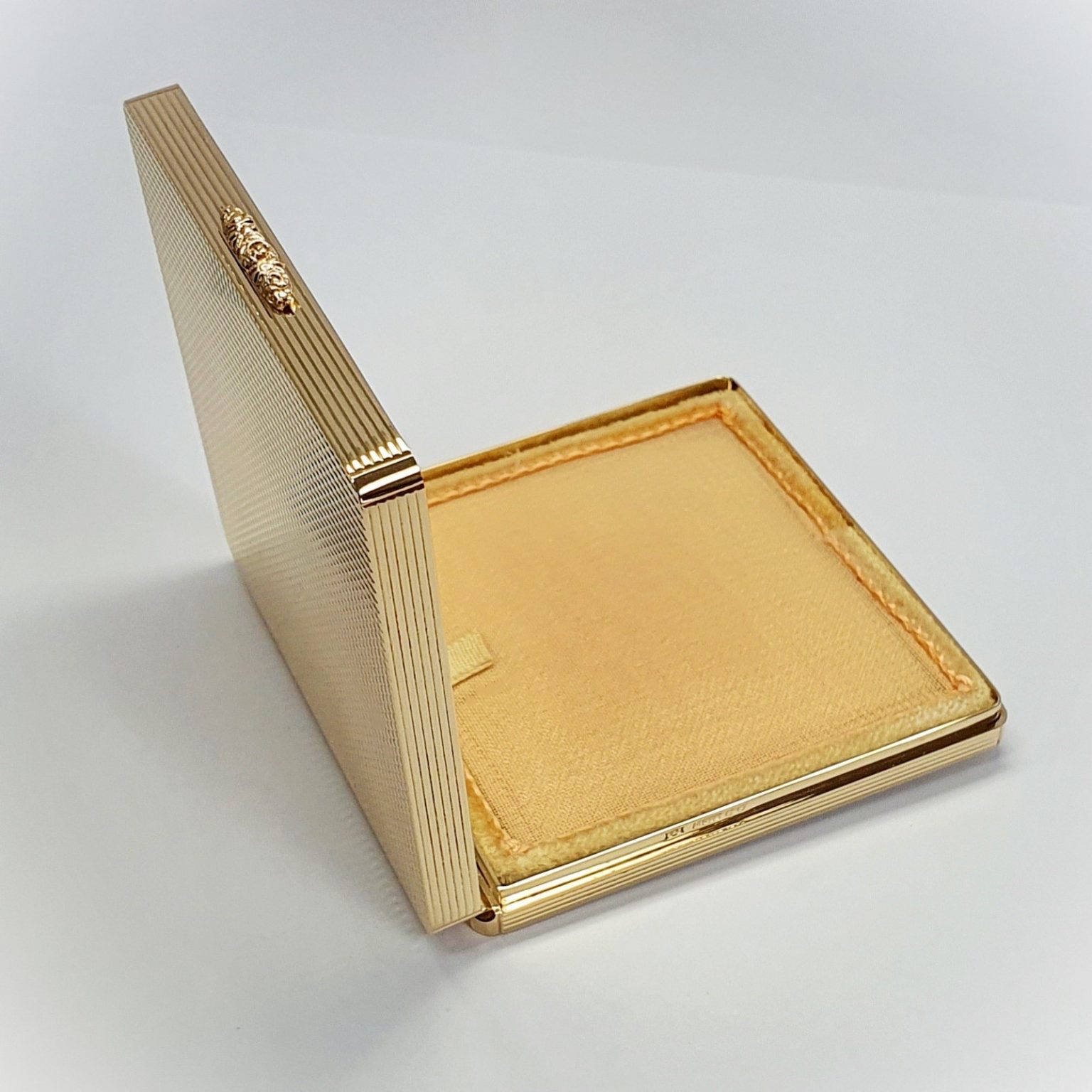 Vintage 9ct Gold Compact Mirror. A handmade solid 9ct gold powder compact Mirror with a stunning engine-turned pattern & rose thumb piece for easy opening.