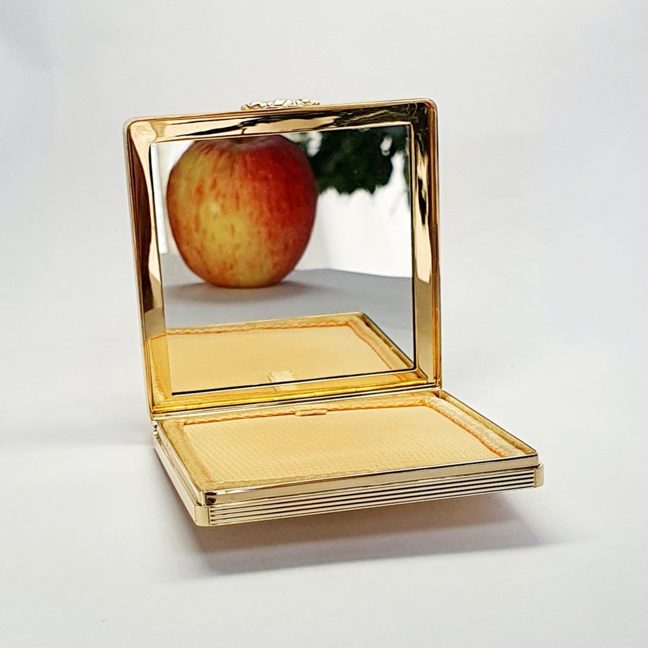 Vintage 9ct Gold Compact Mirror. A handmade solid 9ct gold powder compact Mirror with a stunning engine-turned pattern & rose thumb piece for easy opening.