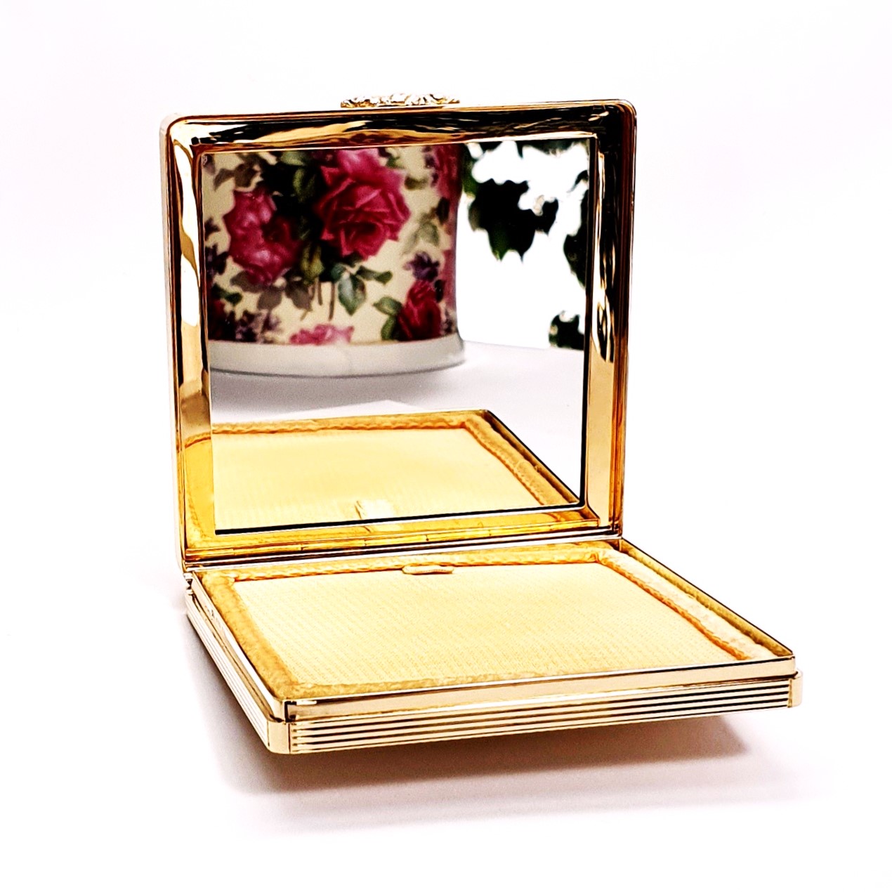 Vintage 9ct Gold Compact Mirror. A handmade solid 9ct gold powder compact Mirror with a stunning engine-turned pattern & rose thumb piece for easy opening.
