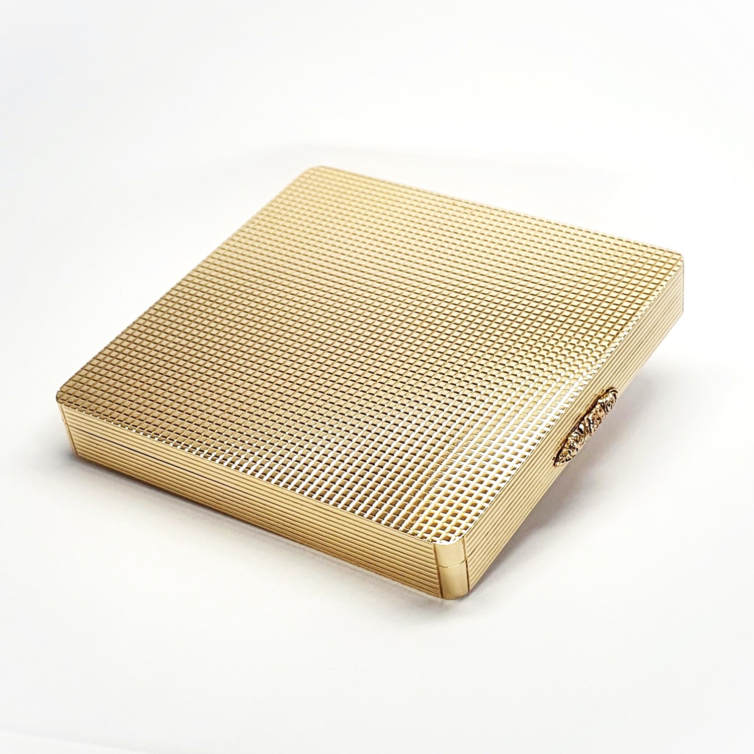 Vintage 9ct Gold Compact Mirror. A handmade solid 9ct gold powder compact Mirror with a stunning engine-turned pattern & rose thumb piece for easy opening.