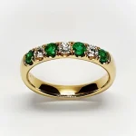 18ct yellow gold seven-stone eternity ring 3.5mm wide set with four 2.8mm round emeralds and three 2.8mm round diamonds in four claw settings