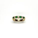 18ct yellow gold seven-stone eternity ring 3.5mm wide set with four 2.8mm round emeralds and three 2.8mm round diamonds in four claw settings