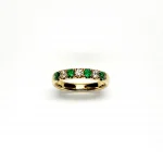 18ct yellow gold seven-stone eternity ring 3.5mm wide set with four 2.8mm round emeralds and three 2.8mm round diamonds in four claw settings