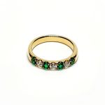 18ct yellow gold seven-stone eternity ring 3.5mm wide set with four 2.8mm round emeralds and three 2.8mm round diamonds in four claw settings