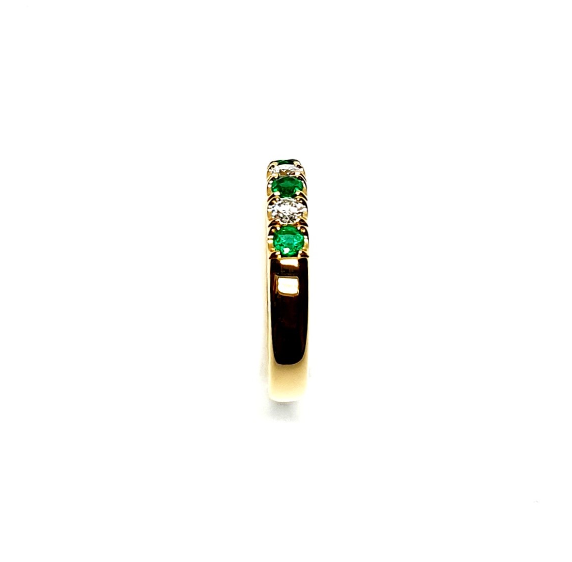 18ct yellow gold seven-stone eternity ring 3.5mm wide set with four 2.8mm round emeralds and three 2.8mm round diamonds in four claw settings